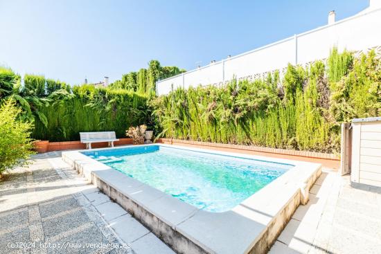 ¡Oportunidad única en Monteluz! Chalet pareado con piscina y garaje en venta 🏡 - GRANADA