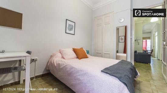 Amplia habitación con llave propia en piso compartido, Eixample - VALENCIA