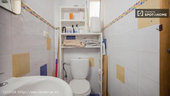 Se alquila habitación para parejas con baño en piso de 4 dormitorios en Jesús - VALENCIA