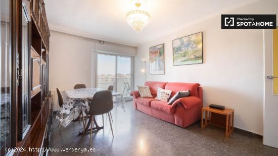 Se alquila habitación luminosa en un hermoso apartamento de 4 dormitorios, cerca del metro Ciudad d