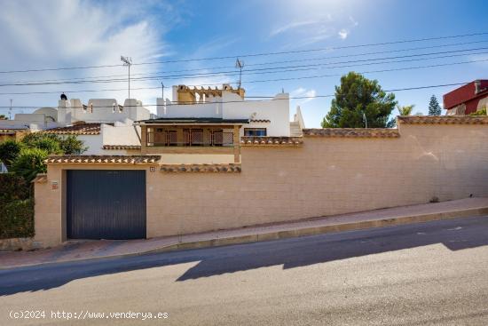 GRAN CHALET INDEPENDIENTE EN LOS BALCONES (TORREVIEJA), 4 HAB, 3 HAB - ALICANTE