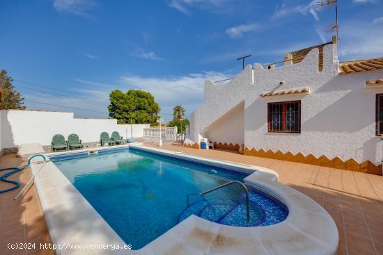 GRAN CHALET INDEPENDIENTE EN LOS BALCONES (TORREVIEJA), 4 HAB, 3 HAB - ALICANTE