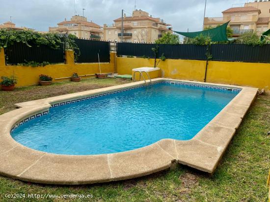 VIVIENDA PAREADA CON PISCINA EN UNA ZONA INMEJORABLE. - CADIZ