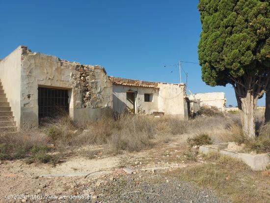 Casa para reformar con amplio terreno  + almacen independiente - ALICANTE