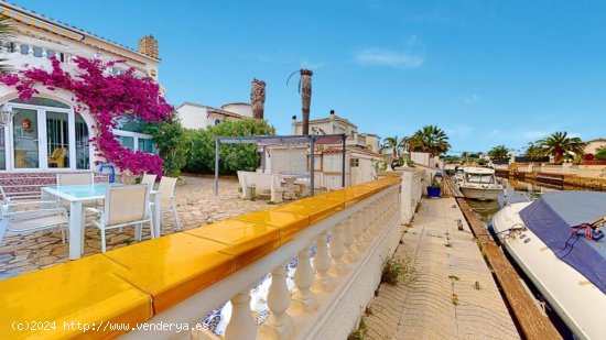 Casa familiar de 4 dormitorios con piscina y amarre de 12,5 m.