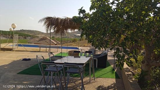 Chalet con piscina y naves vallado - MURCIA