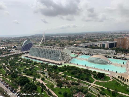 EXCELENTE PISO, AMPLIO, A POCA DISTANCIA DE LA CIUDAD DE LAS ARTES Y LAS CIENCIAS. - VALENCIA