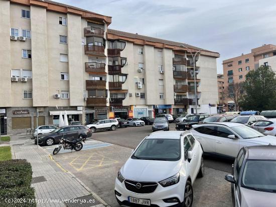 SE VENDE LOCAL COMERCIAL EN MARIA AUXILIADORA - BADAJOZ