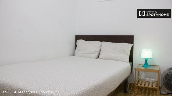 Habitación amueblada en apartamento de 3 dormitorios en El Raval - BARCELONA