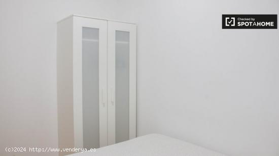 Habitación amueblada en apartamento de 3 dormitorios en El Raval - BARCELONA