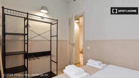 Habitación doble con baño privado en piso compartido. - BARCELONA