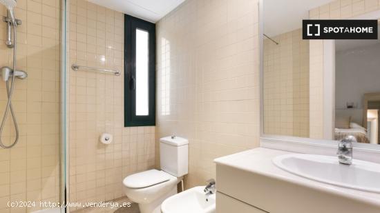 Habitación doble con baño privado en piso compartido. - BARCELONA