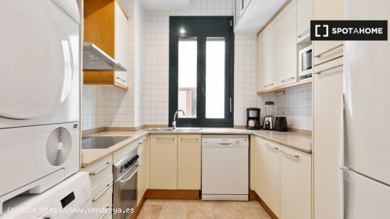 Habitación doble con baño privado en piso compartido. - BARCELONA