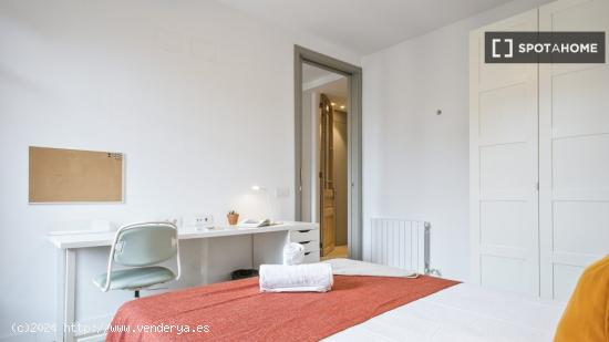 Habitación doble con balcón privado en piso compartido en Barcelona - BARCELONA