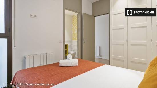 Habitación doble con baño privado en piso compartido en Barcelona - BARCELONA