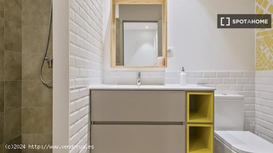 Habitación doble con baño privado en piso compartido en Barcelona - BARCELONA