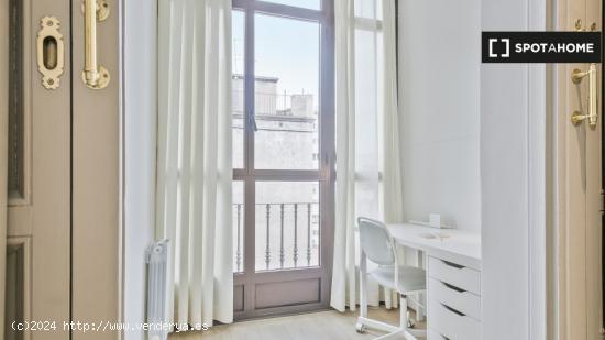 Habitación individual con cama de matrimonio en piso compartido en Barcelona - BARCELONA