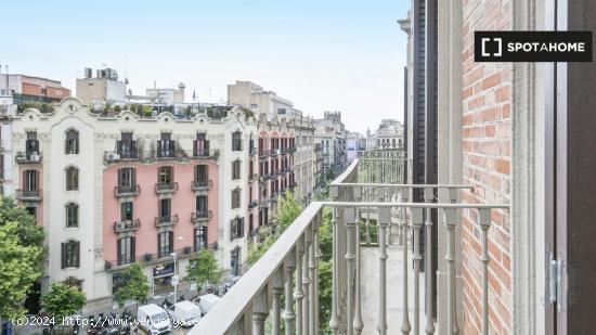 Habitación doble con balcón privado en piso compartido en Barcelona - BARCELONA