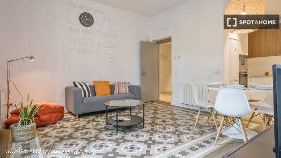 Habitación doble con balcón en piso compartido en Barcelona - BARCELONA