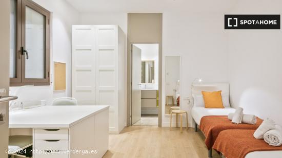 Habitación doble con baño privado en piso compartido en Barcelona - BARCELONA