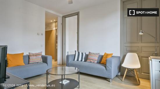 Habitación doble con balcón privado en piso compartido en Barcelona - BARCELONA