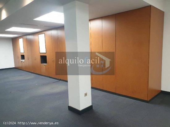 SE ALQUILA LOCAL EN MARTINEZ VILLENA DE 185 METROS POR 1900€