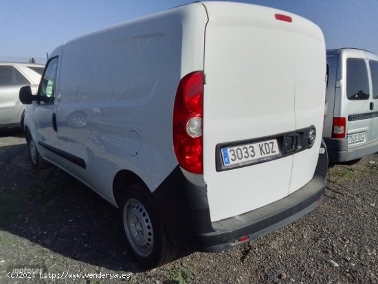 Opel Combo L2H1 1.6 CDTI 105 CV FURGON. de 2017 con 419.000 Km por 5.000 EUR. en Murcia