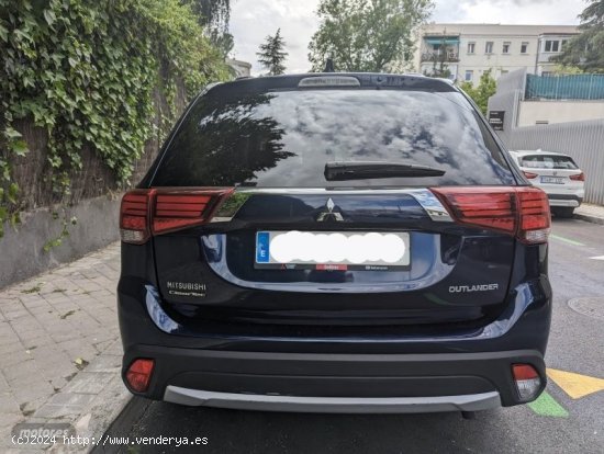 Mitsubishi Outlander Azul Automatico 150 CV de 2018 con 76.000 Km por 18.500 EUR. en Madrid