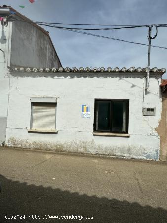 CASA EN VENTA DE 2 DORMITORIOS Y PATIO EN ARCENILLAS, ZAMORA. - ZAMORA