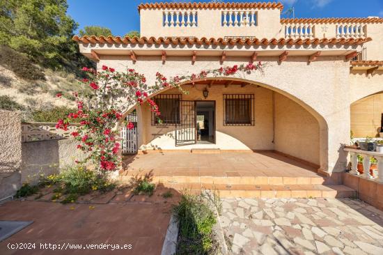 ¡ESPECTACULAR BUNGALOW DE ESQUINA EN UN ENTORNO MARAVILLOSO, TRANQUILO Y A UN PASO DE VILLAJOYOSA! 