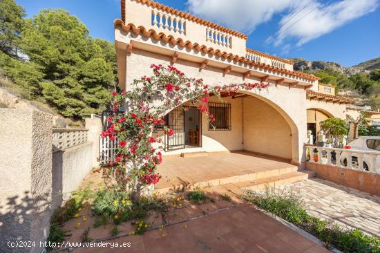 ¡ESPECTACULAR BUNGALOW DE ESQUINA EN UN ENTORNO MARAVILLOSO, TRANQUILO Y A UN PASO DE VILLAJOYOSA! 