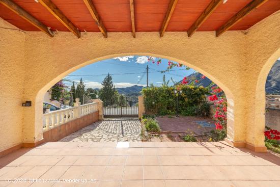 ¡ESPECTACULAR BUNGALOW DE ESQUINA EN UN ENTORNO MARAVILLOSO, TRANQUILO Y A UN PASO DE VILLAJOYOSA! 