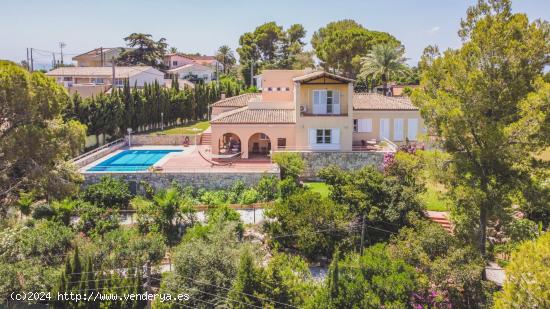 Espectacular Villa en Zona Exclusiva con Vistas Panorámicas - VALENCIA