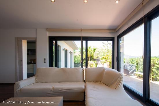 CASA EN CANYELLES CON VISTAS ESPECTACULARES - BARCELONA