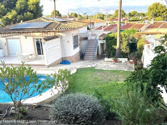 SE VENDE CHALET INDEPENDIENTE DE TRES DORMITORIOS CON PISCINA PRIVADA  EN BARRANCO HONDO - ALICANTE