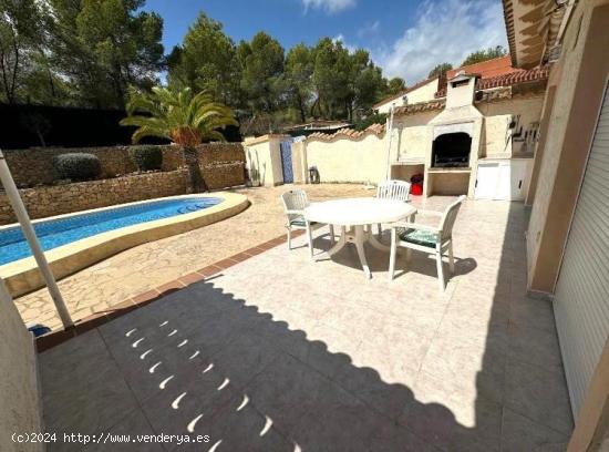 SE VENDE CHALET INDEPENDIENTE DE TRES DORMITORIOS CON PISCINA PRIVADA  EN BARRANCO HONDO - ALICANTE