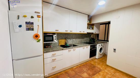 PISO DE 3 HABITACIONES CON AMPLIA COCINA EN EL CENTRO - BARCELONA