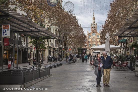 Local en Sagrada Familia, de 1774 m2 con 14m de fachada y dos desniveles con acceso rampa - BARCELON