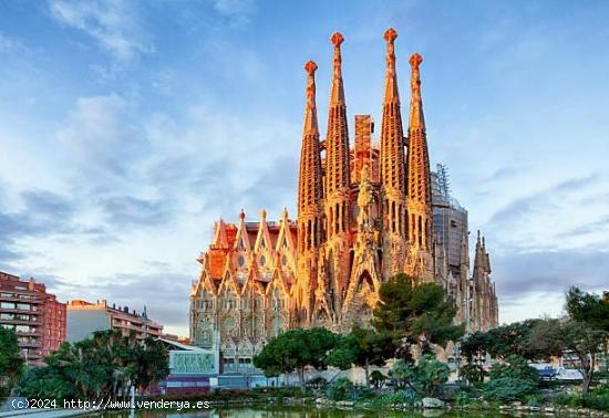 Local en Sagrada Familia, de 1774 m2 con 14m de fachada y dos desniveles con acceso rampa - BARCELON