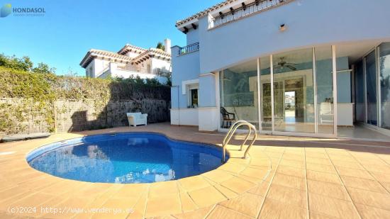 SE VENDE VILLA-CHALET INDEPENDIENTE, 3 DORMTS 3 BAÑOS. PISCINA PRIVADA. CAMPO DE GOLF MAR MENOR. - 