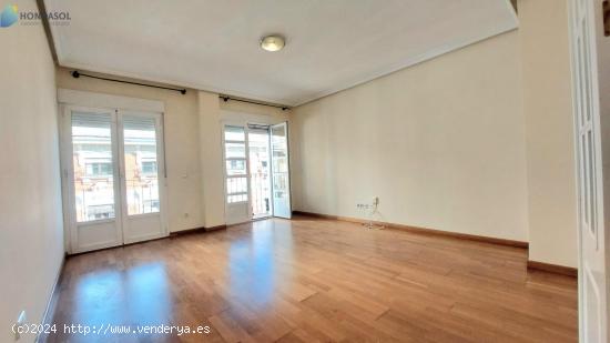 SE VENDE PISO EN ULTIMA ALTURA DE 4 DORMTS Y 2 BAÑOS. PLAZA DE GARAJE EN SOTANO. MUY CENTRICO. - MU