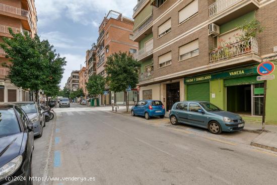  TU NEGOCIO EN EL MEJOR LUGAR! LOCAL EN ZONA COMERCIAL CERCA DE CALLE ALHAMAR** - GRANADA 