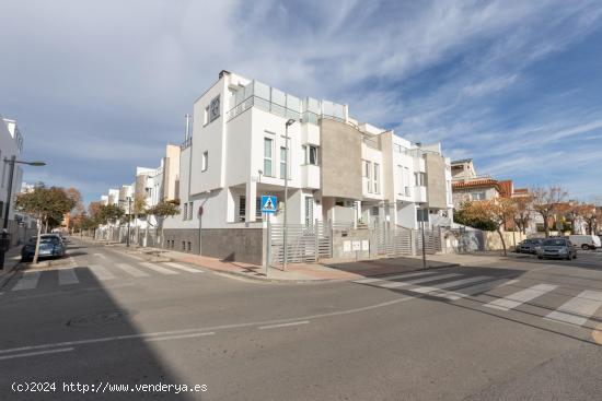 MAGNÍFICA CASA PAREADA EN ARMILLA - GRANADA