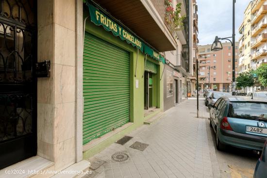 TU NEGOCIO EN EL MEJOR LUGAR! LOCAL EN ZONA COMERCIAL CERCA DE CALLE ALHAMAR** - GRANADA