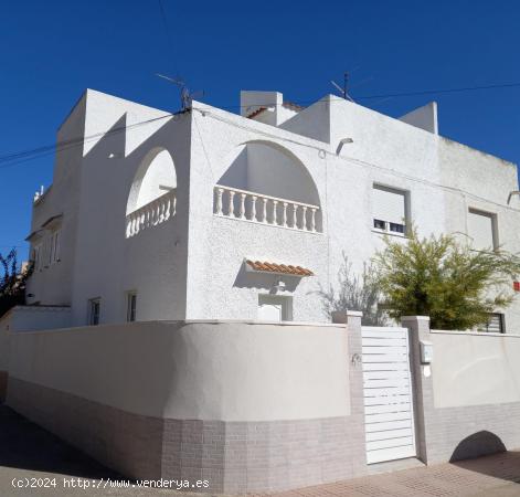 SE VENDE CHALET ADOSADO CON JARDIN EN ESQUINA DE 3D EN TORREVIEJA ZONA PLAYA DE LOS LOCOS - ALICANTE