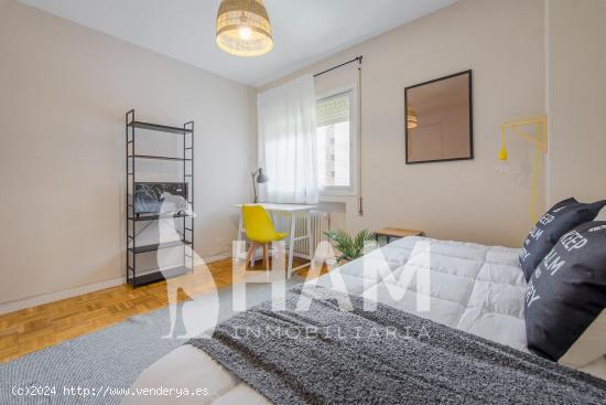 Habitación equipada en zona bien comunicada con baño suite en Las Rozas - MADRID