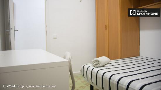 Acogedora habitación con cama individual en alquiler en Eixample - BARCELONA