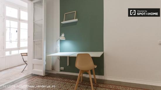 Habitación fresca en alquiler en apartamento de 9 habitaciones en Gracia - BARCELONA