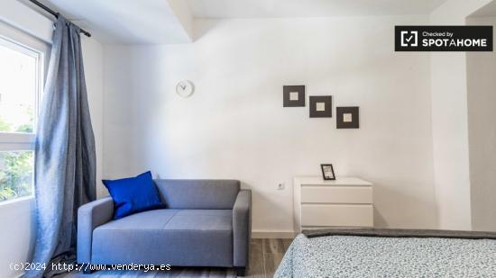 Amplia habitación en alquiler en apartamento de 5 dormitorios en Algiros - VALENCIA