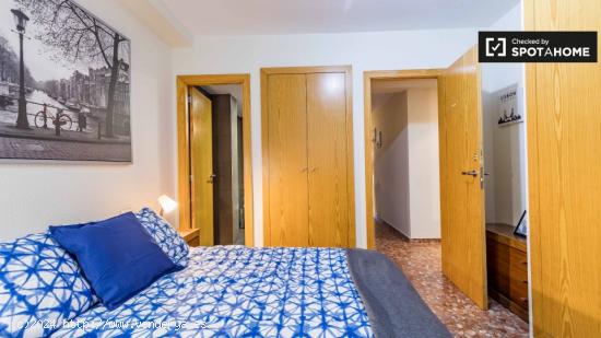 Se alquila habitación en gran apartamento de 5 dormitorios cerca de la Universitat de València, El